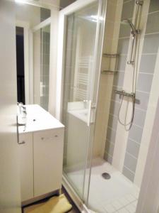 La salle de bains est pourvue d'une douche et d'un lavabo. dans l'établissement Les Gîtes de La Fontaine, à Jullié