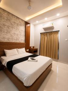 a bedroom with a large bed and a window at Transit Seven Hills Hotel Near Airport Mumbai T2 in Mumbai