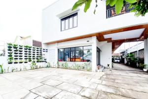 a white house with a courtyard at RedDoorz Plus Syariah at Umyas Hotel near Terminal Anjuk Ladang Nganjuk in Nganjuk