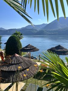 a beach with umbrellas and a body of water at B&B Tra i Laghi in Casale Corte Cerro