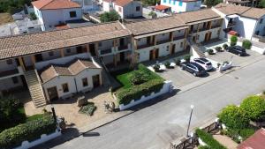 an overhead view of a house with cars parked in a driveway at Hotel le Sabbie in Calasetta