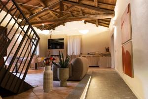 a living room with a couch and a table at Alnus in Valentano