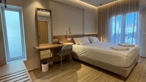 Un pat sau paturi într-o cameră la Hanioti hotel