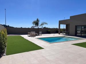a backyard with a swimming pool and a house at La maison da serra in Quinta do Anjo