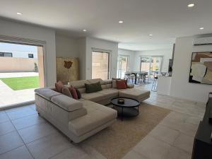 a living room with a couch and a table at La maison da serra in Quinta do Anjo