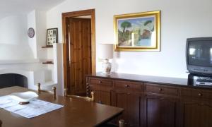 カーラゴノネにあるAppartamento Mauroのリビングルーム(テーブル、テレビ付)