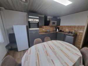 eine Küche mit Tisch und Stühlen in einem Zimmer in der Unterkunft D3 Haus in Feuchtwangen