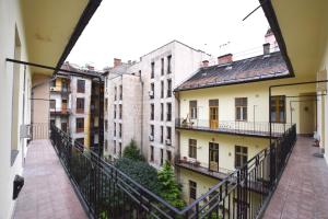 einen Balkon mit Blick auf Gebäude in der Unterkunft Standard Apartment by Hi5 - Wesselényi 13 in Budapest