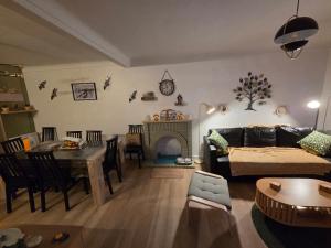 a living room with a couch and a dining room at Ti a mor in Carnac