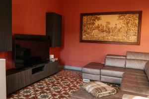 a living room with a couch and a flat screen tv at Il club degli scacchi in San Lorenzo del Vallo