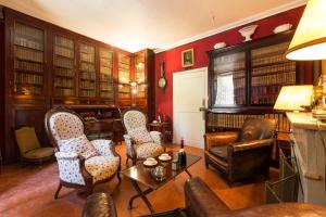 a living room filled with furniture and books at Chateau de Saint Martin in Taradeau