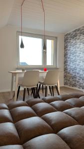 a dining room with a table and chairs at Urban Style trifft Heideflair in Schneverdingen +9 photos