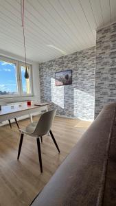 a living room with a desk and a chair at Urban Style trifft Heideflair in Schneverdingen