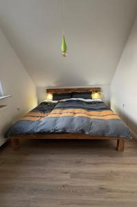a bedroom with a bed with two lights on it at Urban Style trifft Heideflair in Schneverdingen
