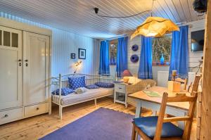 a living room with a bed and a table at Grashöfle in Höhenbrunn