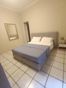 a bedroom with a bed and a tiled floor at Maurin in Carrara