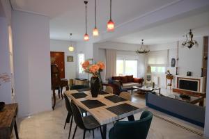 a living room with a table and chairs at La maison de Catherine in Volos