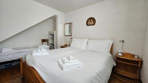 a bedroom with two towels on a bed at Belvedere Pecol in Mareson