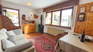 a living room with a white couch and a table at Belvedere Pecol in Mareson