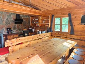 a large wooden table in a log cabin at Fjällstugan in Sund