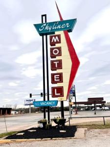 a sign for a ski motel on the side of the road at Skyliner Motel in Stroud