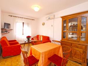 salon ze stołem, krzesłami i szafką w obiekcie Apartments Biskupije 940 w Medulinie