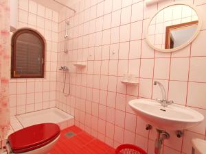 W łazience znajduje się toaleta, umywalka i lustro. w obiekcie Apartments Biskupije 940 w Medulinie +36 zdjęć