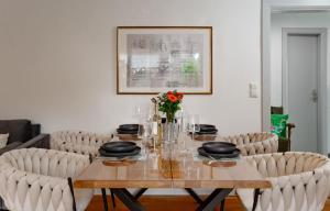a dining room with a table and chairs at App Ankerplatz in Morsum