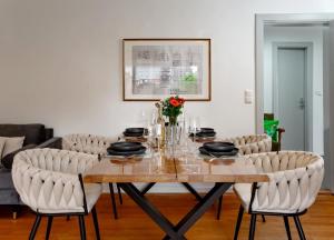 a dining room with a table and chairs at App Ankerplatz in Morsum