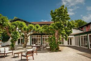 a courtyard with tables and chairs in front of a building at Fauceana in Orist