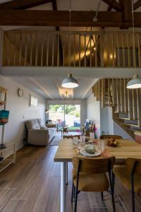 a living room with a dining table and a staircase at Fauceana in Orist
