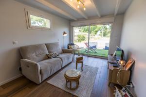 a living room with a couch and a tv at Fauceana in Orist