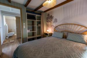 a bedroom with a large bed and a bathroom at Fauceana in Orist