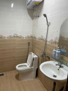 a bathroom with a toilet and a sink at Hoa Rừng Homestay in Xuan An