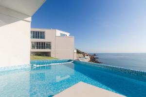 a swimming pool with a view of the ocean at XIHUI Cliff Hotel in Tian'ao