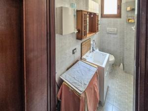 a bathroom with a sink and a toilet at DeLiA in Avellino