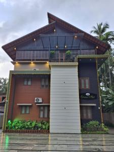ein Haus mit einem weißen Tor davor in der Unterkunft Ocean Mist in Kozhikode