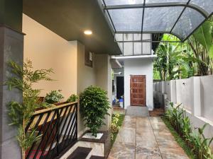 ein Haus mit einem Flur und einer Holztür in der Unterkunft Ocean Mist in Kozhikode