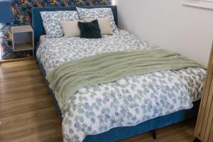 Llit o llits en una habitació de Nyugi Vendégház
