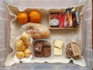 a plastic lunch box with food and snacks in it at El Aguaribay de los Nonos in Mina Clavero