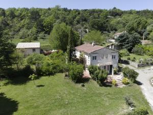 an aerial view of a house with a yard at Campagne SAINT MAURINET in Montmeyan