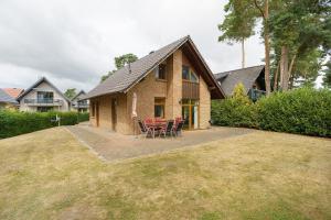 a house with a table and chairs in a yard at Haus 17 in Röbel