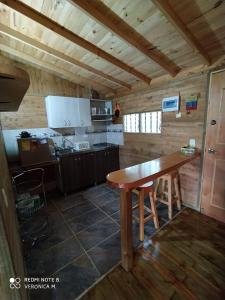 a kitchen with a wooden table in a cabin at La Cabaña de Chia in Guarne