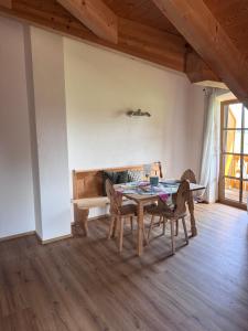 a living room with a table and a couch at Ferienwohnung Grecht in Uffing
