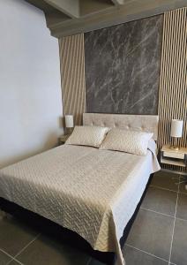 a bedroom with a bed with a large headboard at apartamento tipo loft en sabaneta in Sabaneta