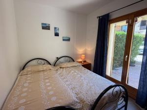a bed sitting in a bedroom with a window at La dorada 8 in Torroella de Montgrí