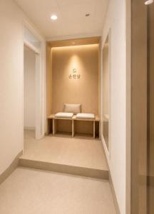 a hallway with two benches in a room at 온한달 in Seongnam