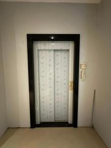 a white garage door with a black frame at Arruda UMARI in Benevides