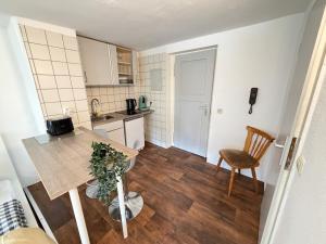 a small kitchen with a table and a chair at Gemütliches Studio direkt am Marktplatz Boppard in Boppard