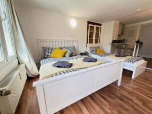 two twin beds in a room with wooden floors at Gemütliches Studio direkt am Marktplatz Boppard in Boppard